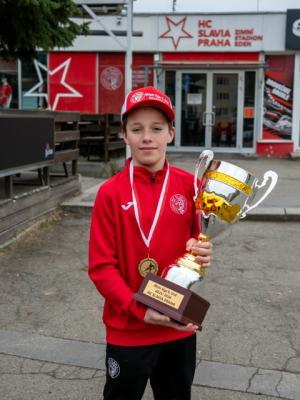 Honza s pohárem Mistrů ligy U12